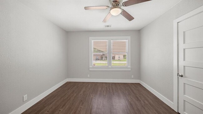 Building Photo - 1164 3 Rd St