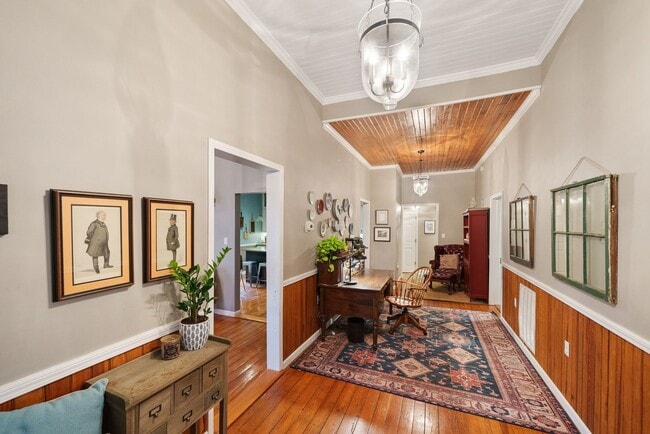 Building Photo - Available NOW! 3 bed + 2 bath bungalow w/ Historic charm in the heart of Durham!