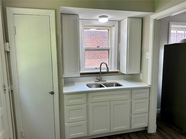 Building Photo - 1422 Tamerton Ave