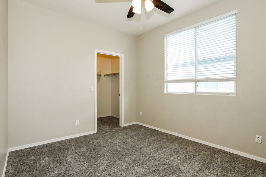 Building Photo - 1303 E Julian Dr