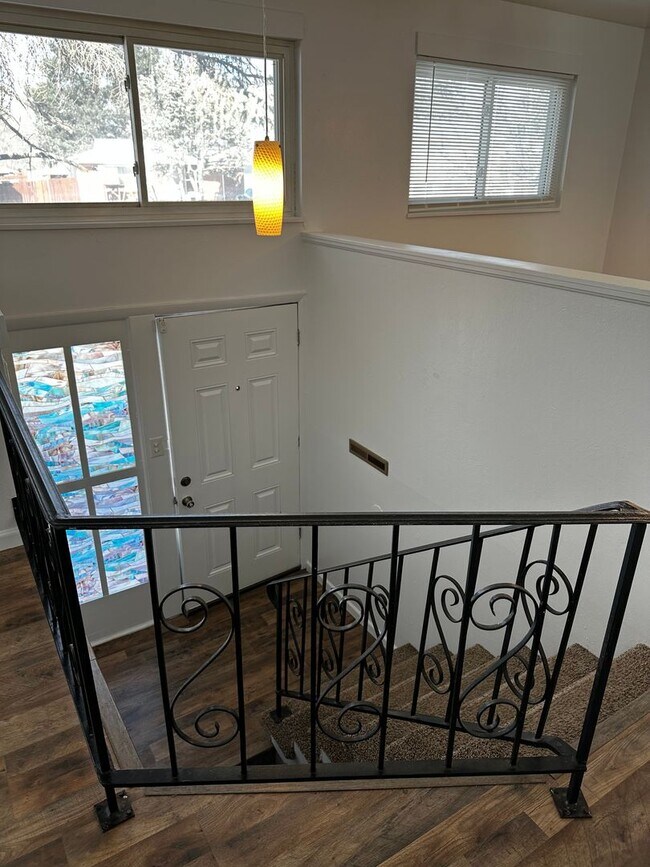 Building Photo - READY NOW!! Fantastic 4-bedroom,2 bath 1 car garage!