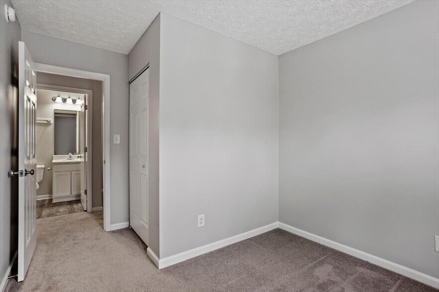 Building Photo - 446 Saint John Dr