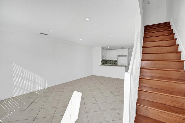 Building Photo - 2884 S Cambridge Ln