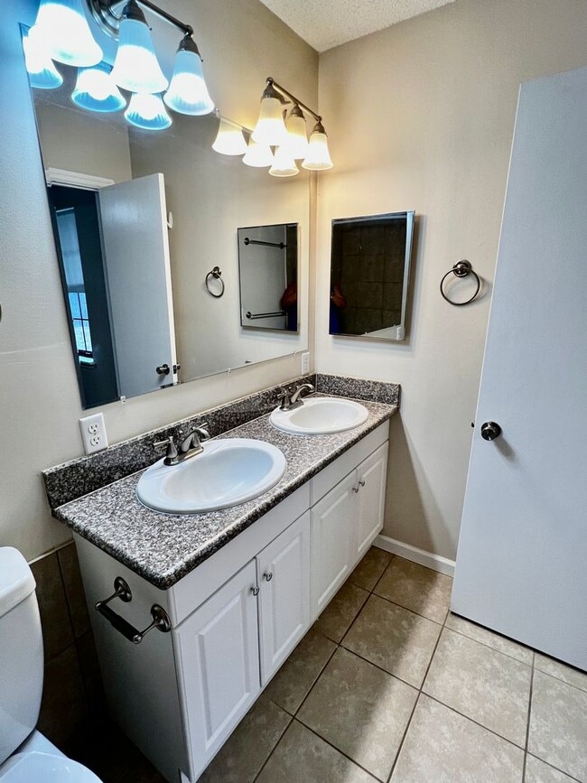 Building Photo - 3/2 LARGE fenced in yard!