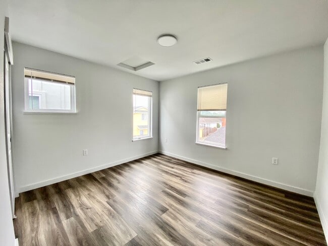 Building Photo - 1022 Villa Way