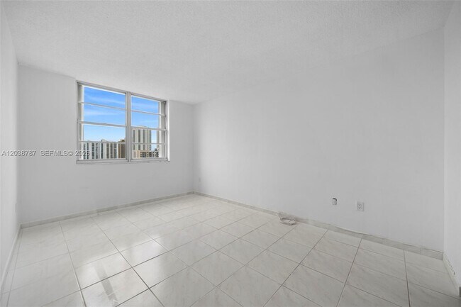 Building Photo - 300 Bayview Dr