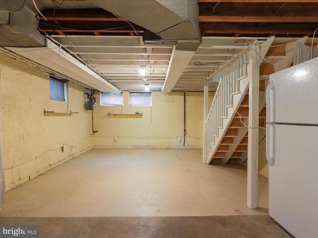 Building Photo - 426 E Nelson Ave