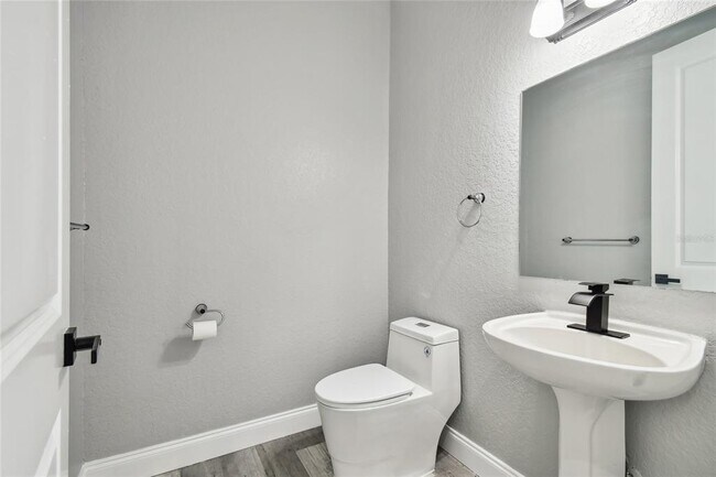 Building Photo - 6644 Country Club Rd