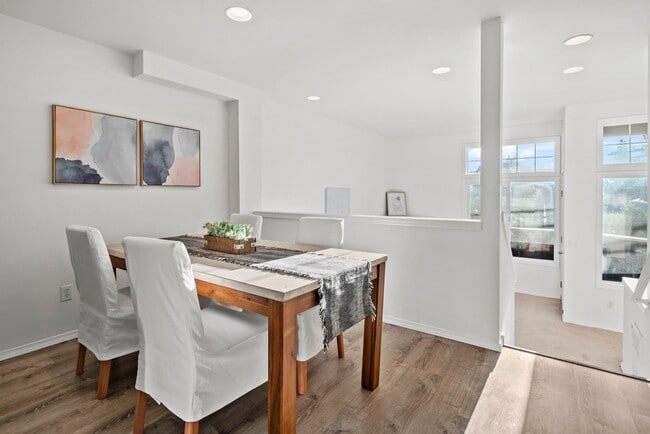 Building Photo - 3 bedroom Greenwood townhome with a view!