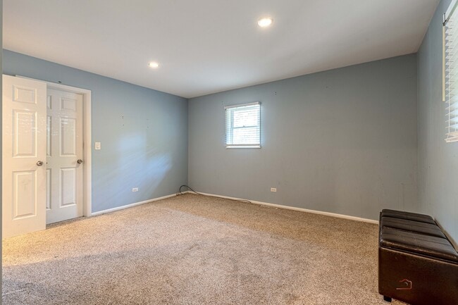 Building Photo - 697 Hickory Dr