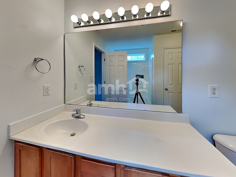 Building Photo - 1302 River Rock Dr