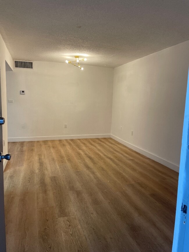 Primary Photo - 305 W 68th St