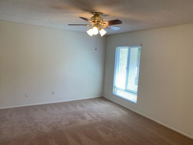 Building Photo - A beautiful Del Mar model for lease in Leisure Village