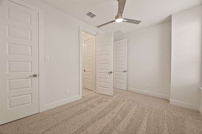 Building Photo - 910 W 21st St