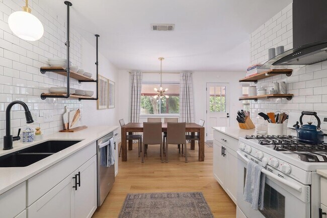 Building Photo - 6701 Lancret Hill Dr
