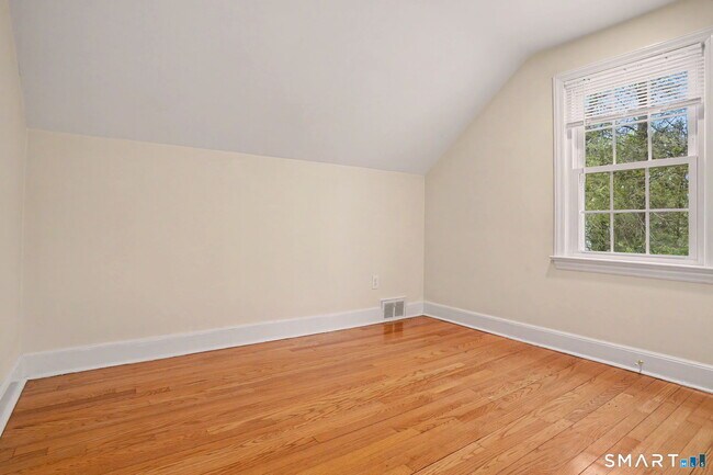 Building Photo - 32 Crescent Dr