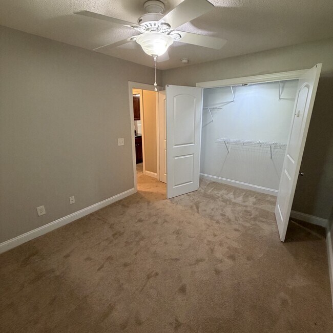 Building Photo - 2552 Saddleback Dr