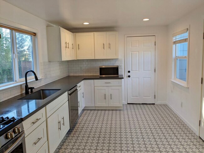 Kitchen - 5029 Barrett Ave