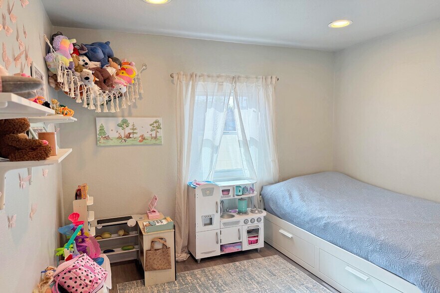 Building Photo - 1245 N Orchard Dr