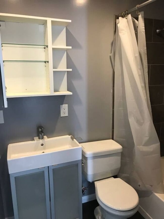 Building Photo - 832.5 Milton St