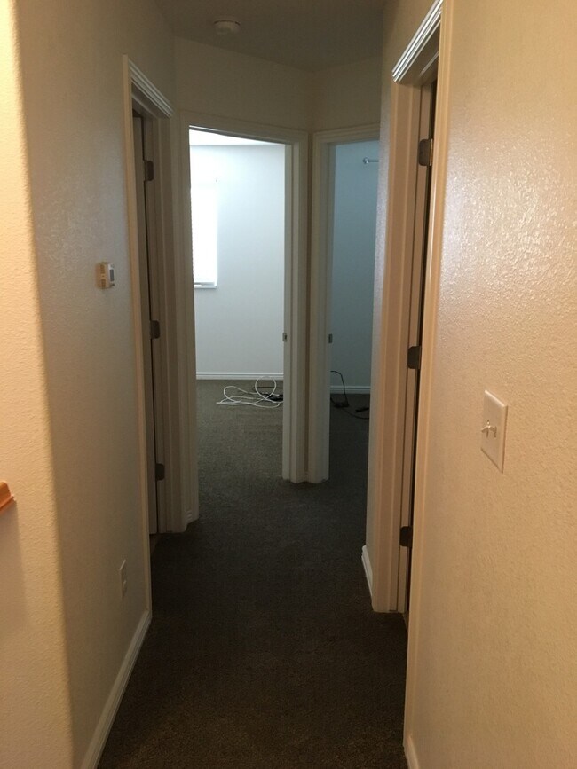 Building Photo - Desired Hidden Valley Town Home!