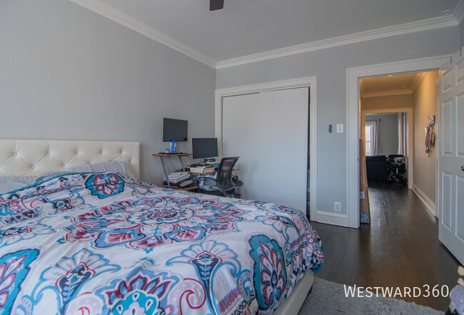 Building Photo - Sunny & Bright 2 Bed / 1 Bath Rental with ...