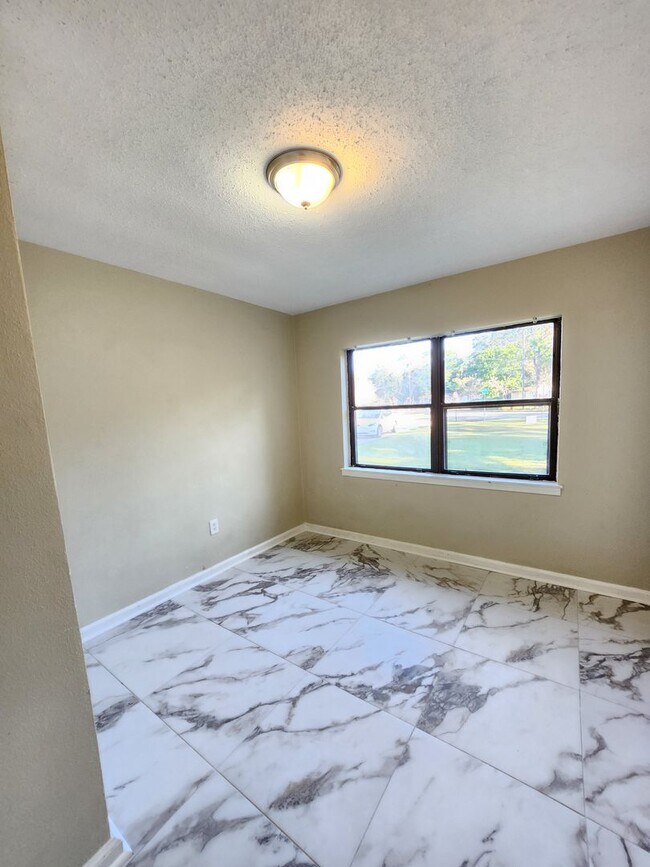 Building Photo - 5501 Mayfair Dr