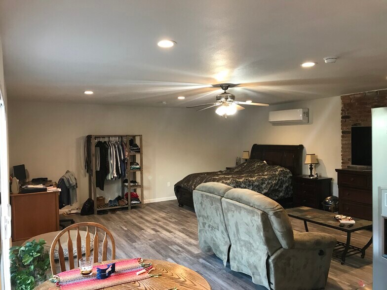 Building Photo - 430 E Bixby Rd