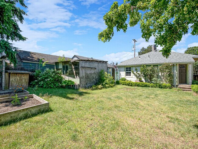 Building Photo - Adorable, vintage 1924 2-bdrm/1-bath w/ fe...