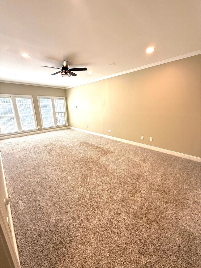 Building Photo - ** 4 Bed 3 Bath located in Old Cloverdale ** Call 334-366-9198 to schedule a self-tour