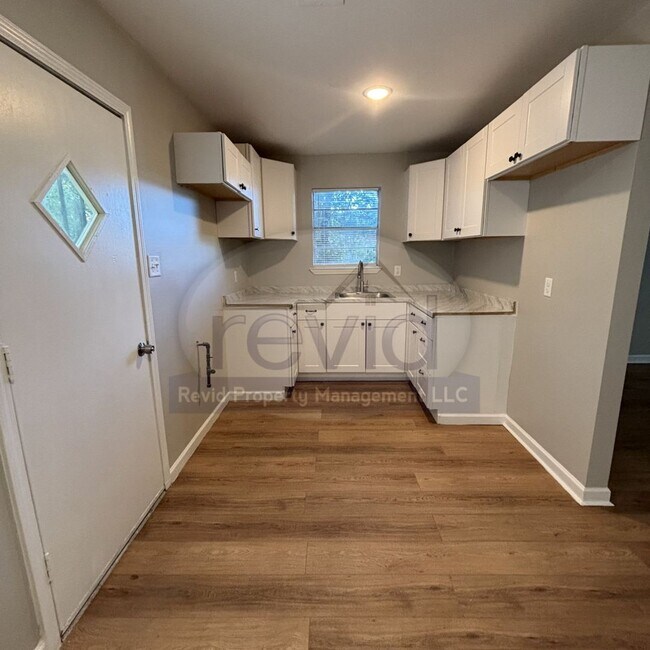 Building Photo - Recently Renovated 3Bed/1.5Bath Available ...