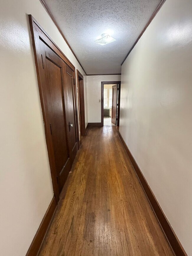 Building Photo - Massive 4 Bedroom, 2 Bath Brick Home