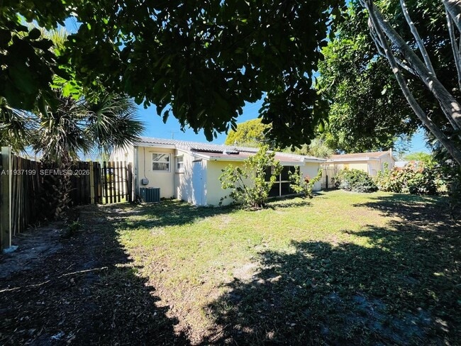 Building Photo - 5654 NE 5th Ave