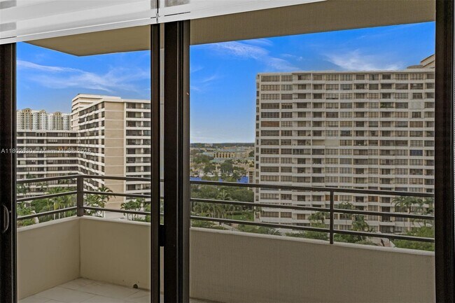 Building Photo - 2500 Parkview Dr