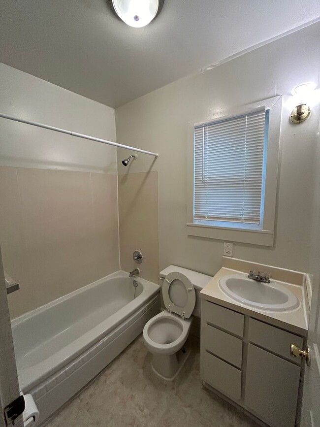 Building Photo - Spacious 2 Bed 2 Bath House with Storage /...