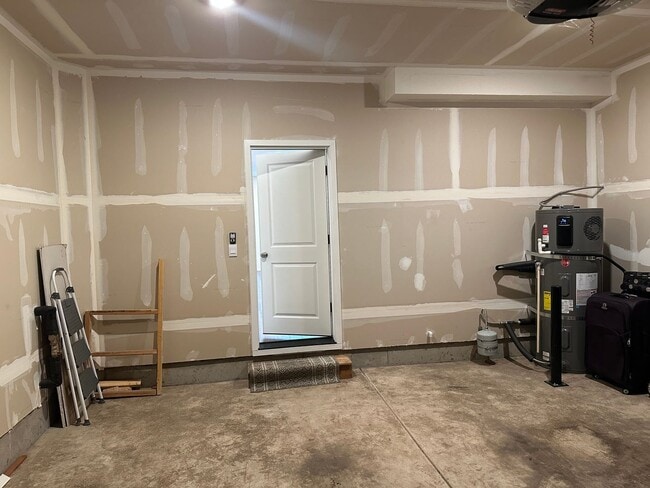 Building Photo - Newer 4 bedroom 2.5 bathroom house! AVAILA...