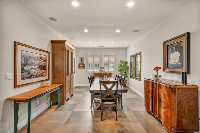 Building Photo - FULLY FURNISHED home with all utilities included and flexible lease options available.