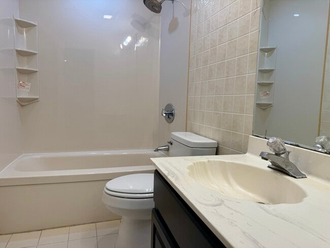 Building Photo - 685 Oak St