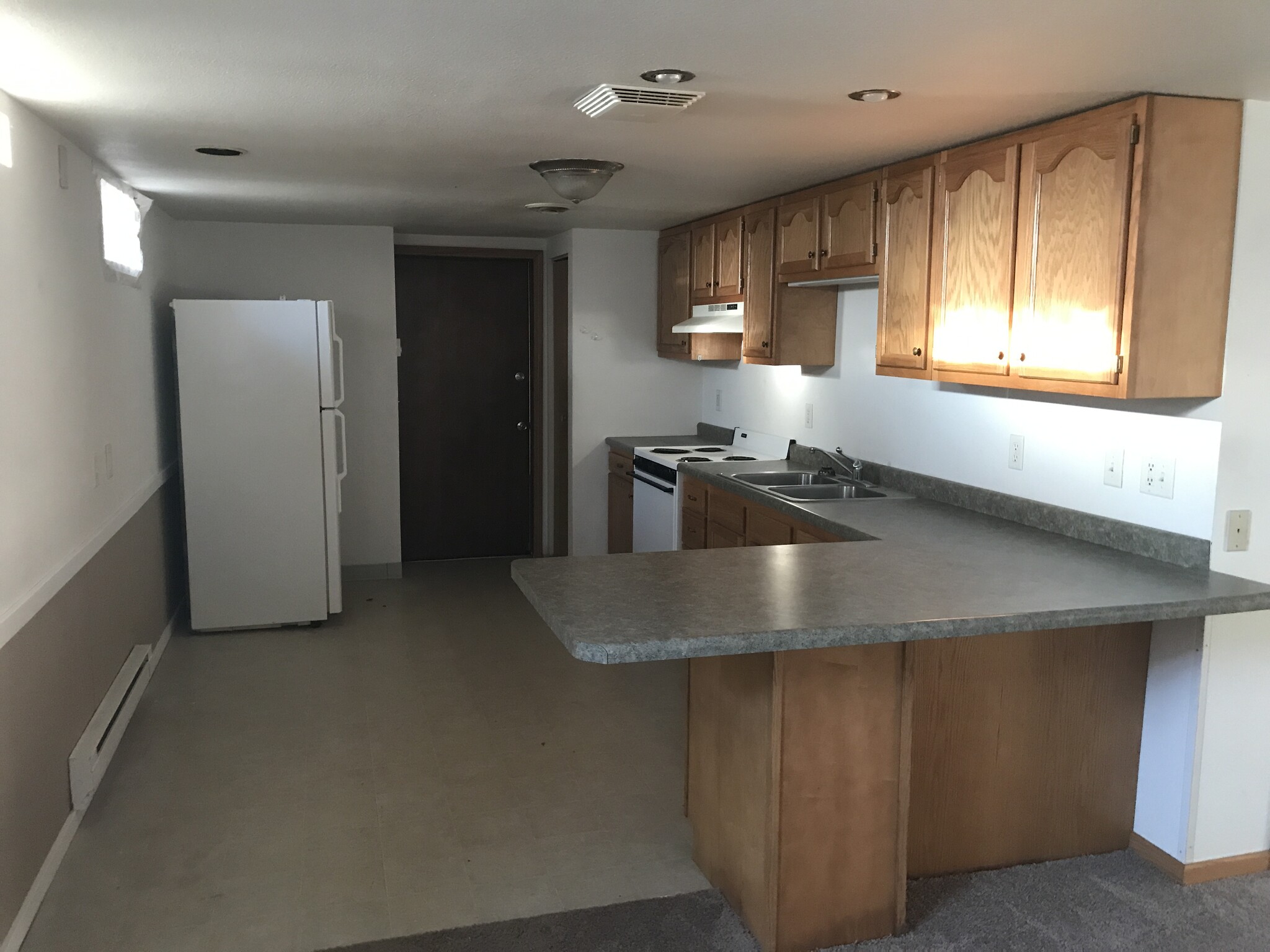 Large kitchen with breakfast bar - 20427 Clark St