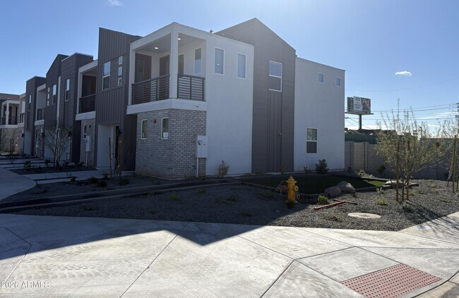 Building Photo - 1019 E Pasadena Ave