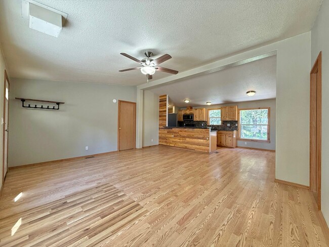 Building Photo - 5228 W Crosscut Rd