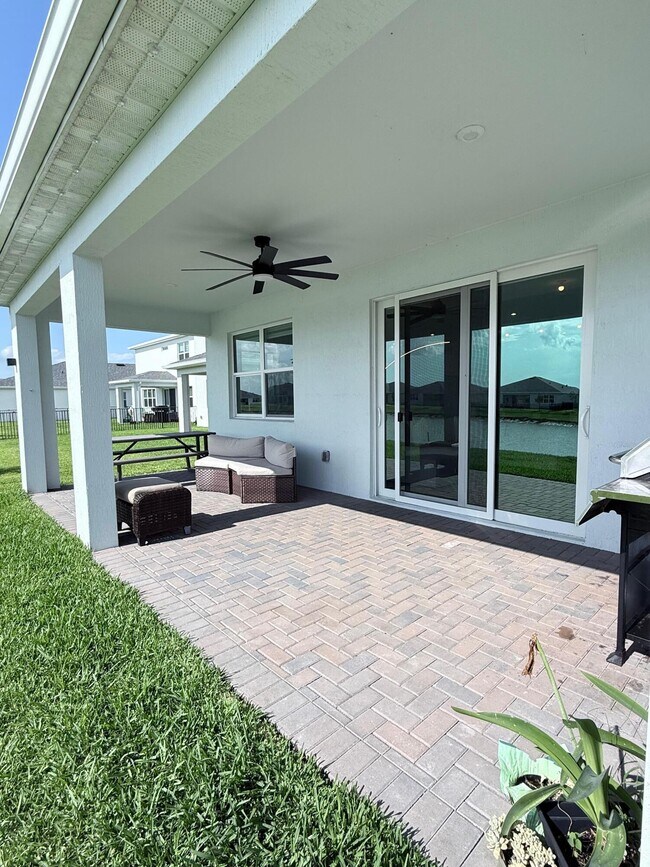 Building Photo - 10525 SW Orana Dr