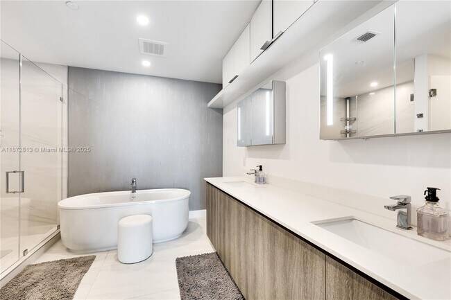Building Photo - 17550 Collins Ave
