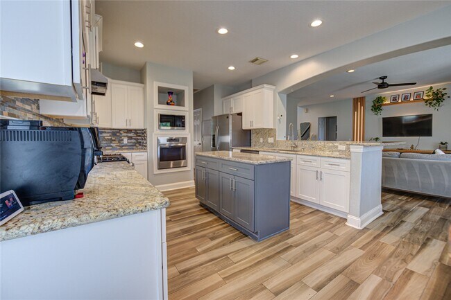 Building Photo - 6206 Clear Canyon Dr