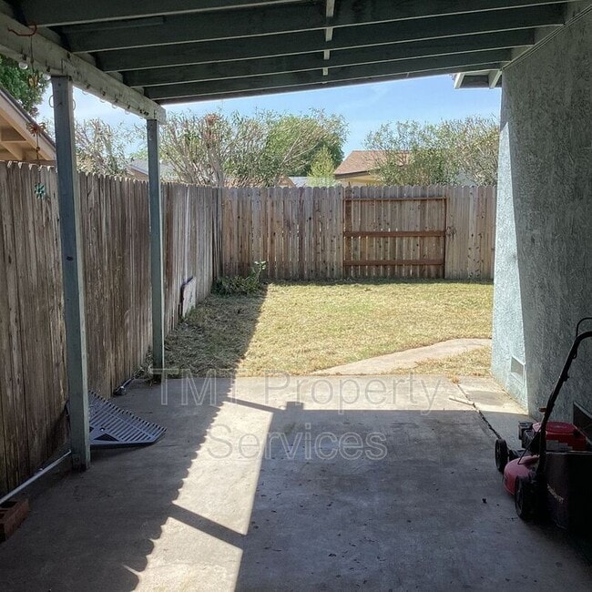 Building Photo - 8724 Halverson Dr