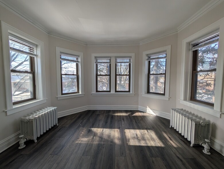 Building Photo - 5817 W Berteau Ave