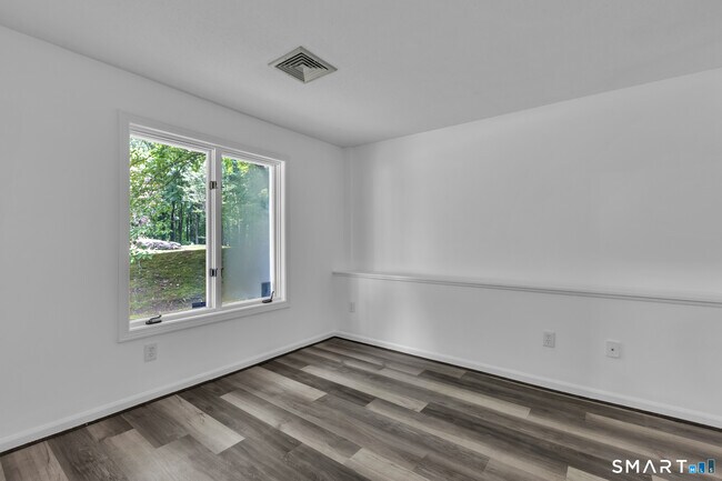 Building Photo - 15 Cardinal Dr