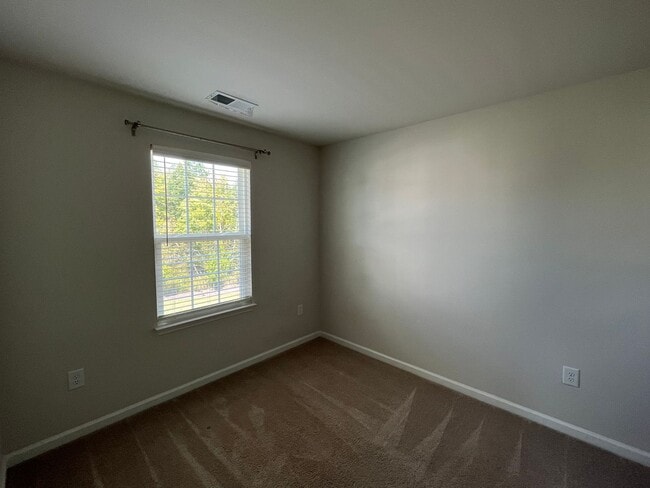 Building Photo - Amazing 3BD, 2.5BA End-Unit Townhome with 4th Bonus Room in the Heart of Durham