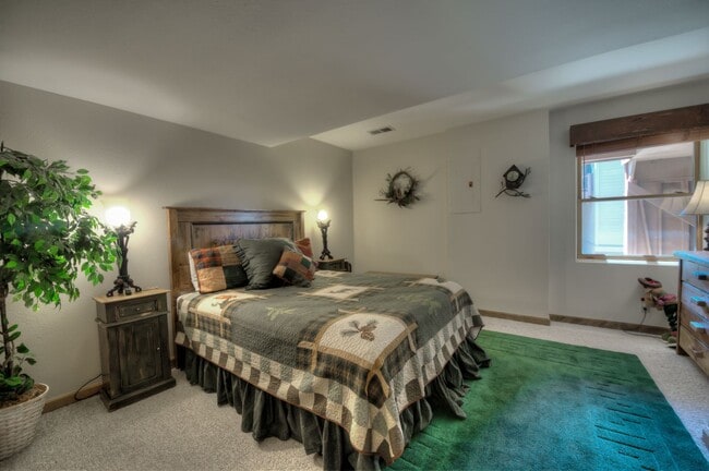 Building Photo - Ski Season Rental! Beautiful home near bus...