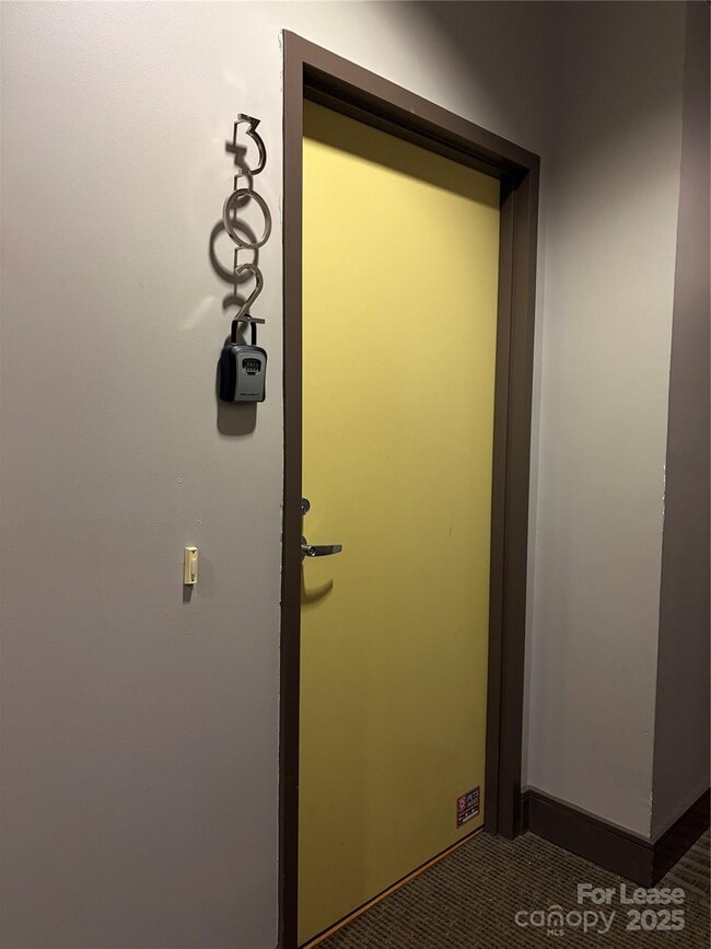 Building Photo - 2200 Lyndhurst Ave